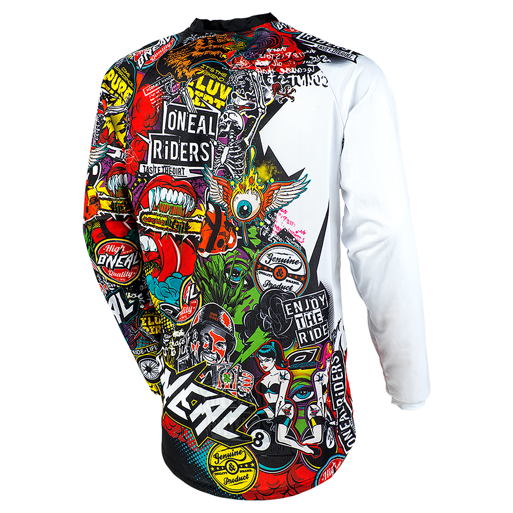 Wir präsentieren das O'NEAL MAYHEM Jersey CRANK von O'NEAL, eine leistungsstarke Langarmjacke mit überwiegend weißen Ärmeln, die einen Kontrast zu einer Reihe lebendiger, vielseitiger Grafiken, Logos und Texte bilden, die den Rest bedecken. Dieses erstklassige Stück kombiniert kräftige, auffällige Bilder und Muster mit unübertroffener Qualität für außergewöhnlichen Komfort und Funktionalität.