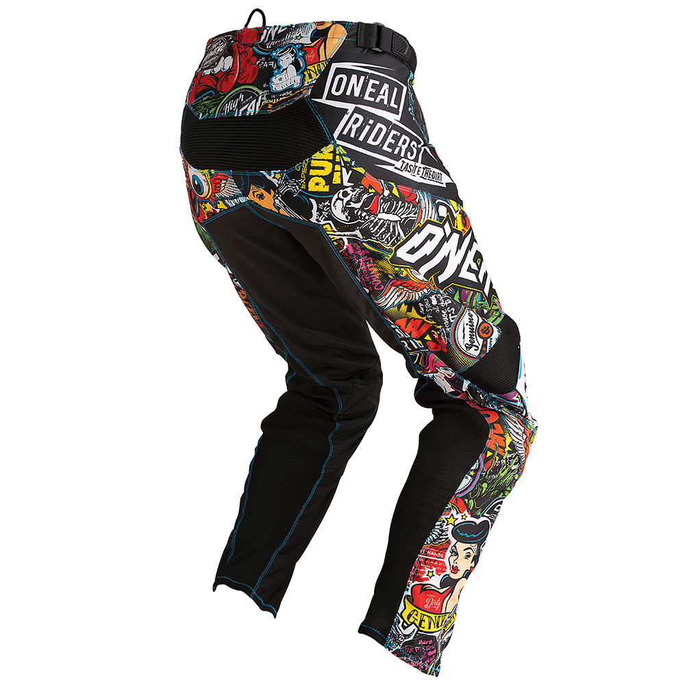 Ein Paar farbenfrohe, bequeme O'NEAL MAYHEM Hose CRANK Motocross-Hosen mit einer dynamischen Collage aus verschiedenen Grafiken und Logos, einschließlich des markanten „Oneal Riders“-Logos. Die Hose verfügt über eine Mischung aus schwarzen Einsätzen und lebendigen, grafikreichen Abschnitten, die für den sportlichen Einsatz konzipiert sind und dennoch atmungsaktiv für Ihre besten Bike-Fahrten bleiben.