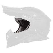 Der O'NEAL Liner & Cheek Pads 2SRS EVO Helm ist ein schwarzer Offroad-Motorradhelm mit schlankem Design. Er verfügt über eine Sonnenblende, Belüftungsöffnungen und eine aerodynamische Form, wobei das Markenlogo „O'NEAL“ prominent an der Seite des Helms angebracht ist.