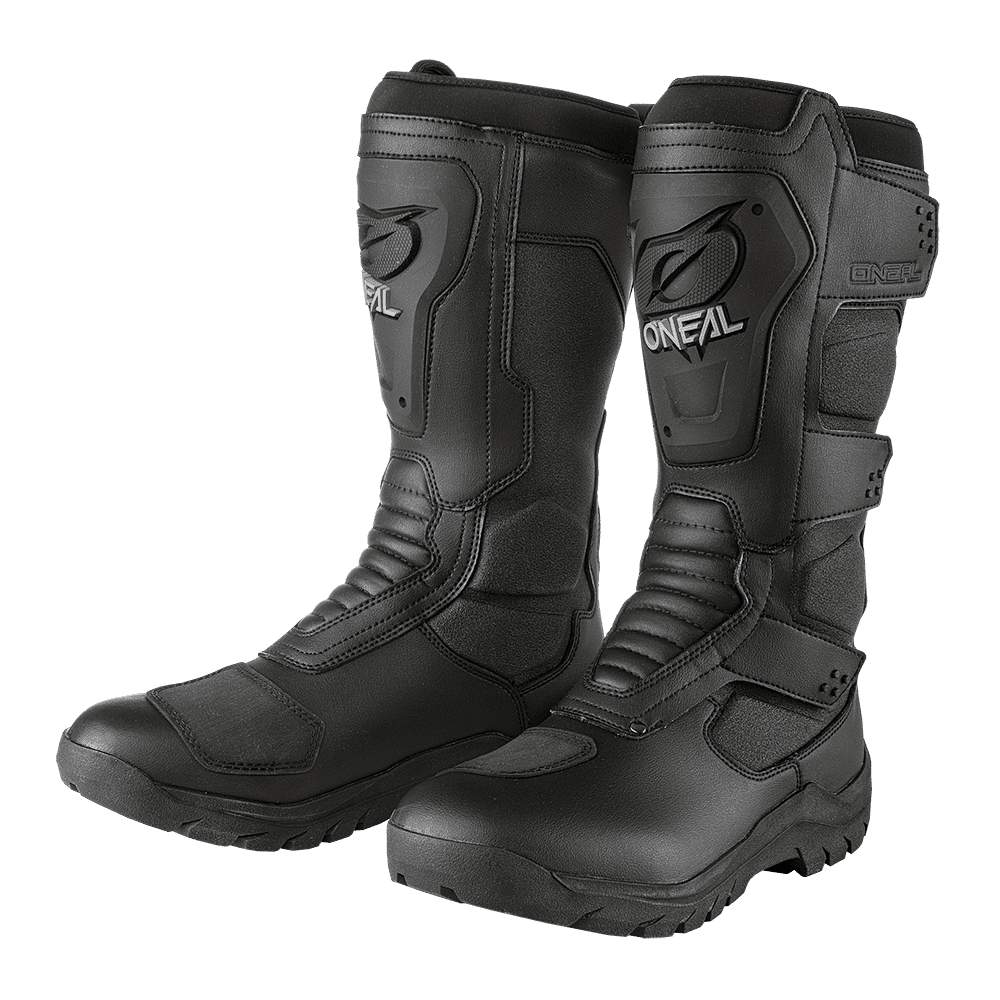 Ein Paar schwarze, halbhohe O'NEAL SIERRA Stiefel mit verstärktem Obermaterial, verstellbaren Riemen und robusten Sohlen, die für Schutz und Haltbarkeit beim Fahren konzipiert sind. Die Cross- und Enduro-Stiefel zeigen das O'NEAL-Branding deutlich im Schienbeinschonerbereich.