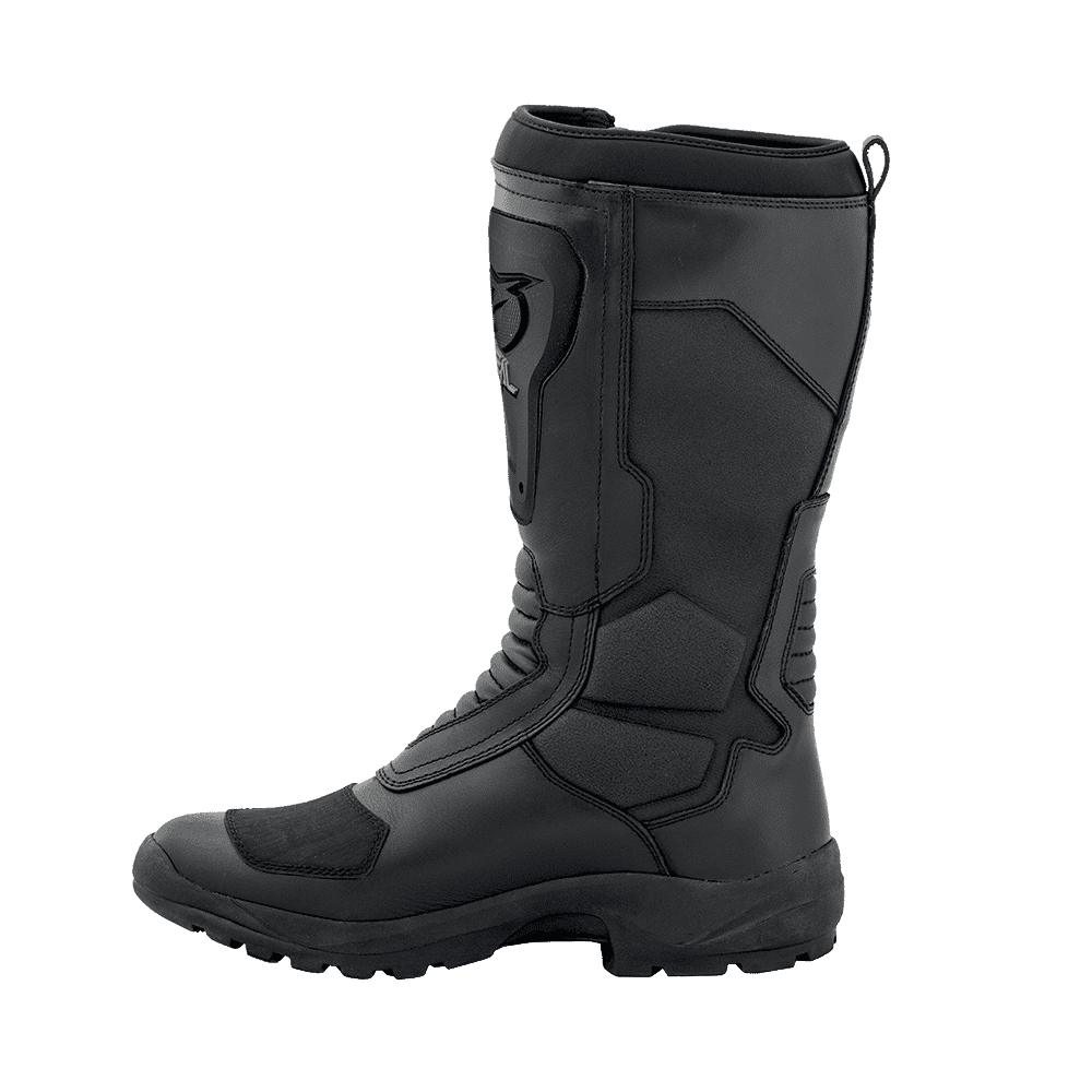 Der O'NEAL SIERRA Stiefel von O'NEAL ist ein schwarzer Motorradstiefel mit hohem Knöcheldesign, strukturierter Gummisohle und verstärkter Polsterung um Knöchel und Schienbein zum Schutz. Dieser zuverlässige Begleiter verfügt über markante Nähte und eine Schlaufe an der Rückseite zum einfachen Anziehen.