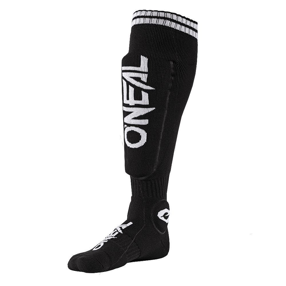 Die O'NEAL MTB Protector Socke ist eine schwarze Motocross-Socke mit weißen Streifen oben und „O'NEAL“ vertikal in Weiß entlang des Schienbeins geschrieben. Diese Schutzausrüstungssocke hat gerippte Bereiche für Flexibilität und ein Logo im Fußbereich. Sie wurde entwickelt, um verbesserten Schutz und Komfort zu bieten und so Verletzungsrisiken beim Fahren zu reduzieren.