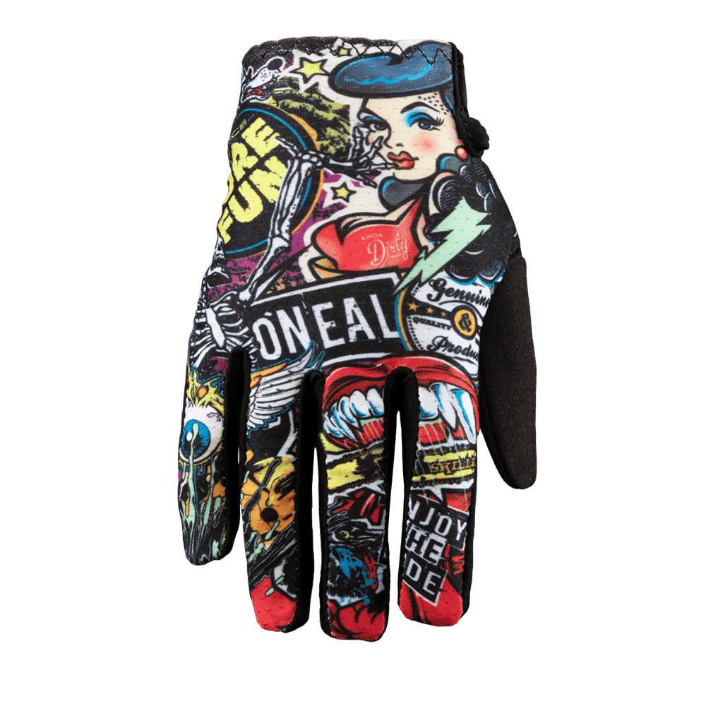 Der O'NEAL MATRIX Handschuh Kinder CRANK ist ein einzelner Handschuh mit einem farbenfrohen, von Tattoos inspirierten Design mit verschiedenen Illustrationen, darunter ein Frauengesicht, Blitze, Text und andere lebendige Grafiken. Die Handfläche des Handschuhs ist ideal für Motorsportausrüstung und erscheint überwiegend schwarz mit zusätzlichen Grafiken.