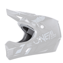 Eine Seitenansicht zeigt den O'NEAL Liner & Cheek Pads SONUS Helm, einen schwarz-grauen Integralhelm für Motorradfahrer. Er besticht durch ein schlankes, aerodynamisches Design mit dem auffälligen Schriftzug „O'NEAL“ in stilisierten Buchstaben an der Seite. Das Innenfutter ist sichtbar und hebt die großzügige Polsterung hervor.