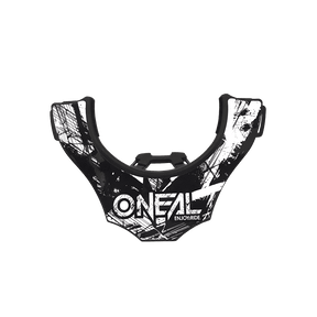 Das O'NEAL Back Part TRON Neckbrace verfügt über ein schwarz-weißes Design mit abstrakten Grafiken, auf denen der Markenname „O'NEAL“ in weißer Schrift deutlich zu sehen ist.