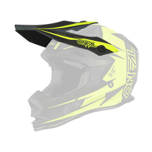 Der O'NEAL Visor 7SRS Helmet STRAIN ist ein schwarz-neongelber Motocross-Helm mit scharfen, eckigen Designelementen und dem O'NEAL-Logo. Er verfügt über ein Visier und einen Kinnschutz und ist somit ideal für Offroad- und Motocross-Fahrten geeignet und bietet gleichzeitig Schutz und Stil.