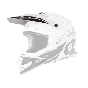 Wir präsentieren den O'NEAL Visor 5SRS Helmet TRACE, einen aerodynamischen weißen Offroad-Motorradhelm mit markanten schwarzen Akzenten und integriertem Visier. Dieser fortschrittliche Helm verfügt über modernste Carbon-Technologie und sorgt für robusten Schutz bei gleichzeitig leichtem Tragegefühl. Er wurde für optimale Luftzirkulation entwickelt, verfügt über strategisch platzierte Belüftungsschlitze und besticht durch eine mutige, moderne Ästhetik, die typisch für die Marke O'NEAL ist.