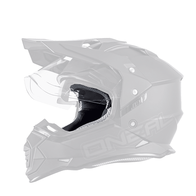 Ein schwarzer O'NEAL SIERRA-Integralhelm für Motocross mit klarem Visier und schlankem, kantigem Design. Der Helm verfügt über eine Schutzpolsterung im Inneren und Belüftungsöffnungen für die Luftzirkulation. Auf der Seite ist der Markenname „O'Neal“ sichtbar.