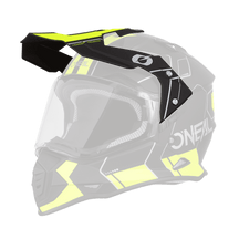 Ein O'NEAL Visor SIERRA Helm COMB in Schwarz und Gelb, verziert mit geometrischen Mustern und ausgestattet mit einem klaren Visier. Dieser O'NEAL-Helm zeichnet sich durch eine robuste Konstruktion, markante Belüftungspunkte und ein auffälliges Branding aus, alles darauf ausgelegt, Sicherheit und Komfort zu gewährleisten.