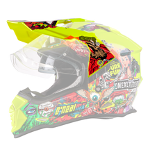 Der O'NEAL Visor SIERRA Helmet CRANK ist ein farbenfroher Motorradhelm mit offenem Visier, der eine komplexe und vielseitige Mischung aus farbenfrohen Kunstwerken im Graffiti-Stil aufweist, darunter verschiedene Logos, Figuren und Designs. Die Grundfarben sind Neongelb und Neonrot, akzentuiert durch andere helle Farbtöne.