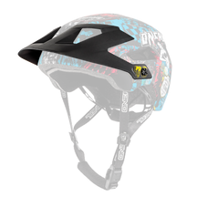 Der O'NEAL Visor DEFENDER Helmet WILD ist ein schwarz-mehrfarbiger Mountainbike-Helm mit leuchtend blauen, roten und weißen Grafiken. Dieser Helm verfügt über ein Sonnenvisier, verstellbare Riemen und trägt das auffällige „O'NEAL“-Logo an der Seite.