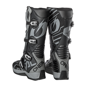 Ein Paar schwarz-graue O'NEAL RMX Stiefel mit mehreren verstellbaren Riemen und Schnallen. Diese Motocross-Stiefel von O'NEAL verfügen über dekorative Designs und den Markennamen, der deutlich auf den Seiten und der Rückseite aufgedruckt ist. Die robusten Sohlen bieten besseren Halt für alle Ihre Offroad-Abenteuer.