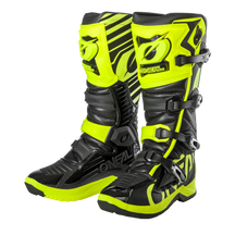 Ein Paar schwarze und neongelbe O'NEAL RMX Stiefel Motocross-Stiefel mit mehreren verstellbaren Riemen und einem auffälligen Design mit dem Markennamen „O'NEAL“ vor einem soliden schwarzen Hintergrund.