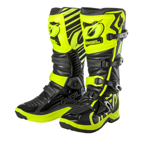 Ein Paar schwarze und neongelbe O'NEAL RMX Stiefel Motocross-Stiefel mit mehreren verstellbaren Riemen und einem auffälligen Design mit dem Markennamen „O'NEAL“ vor einem soliden schwarzen Hintergrund.