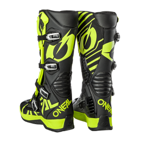 Ein Paar schwarze und neongrüne O'NEAL RMX Stiefel Motocross-Stiefel mit mehreren silbernen Schnallen. Die Stiefel verfügen über auffällige Grafiken, darunter das O'NEAL-Logo und markante Streifen für zusätzlichen Stil und Sichtbarkeit bei Ihren Offroad-Abenteuern.