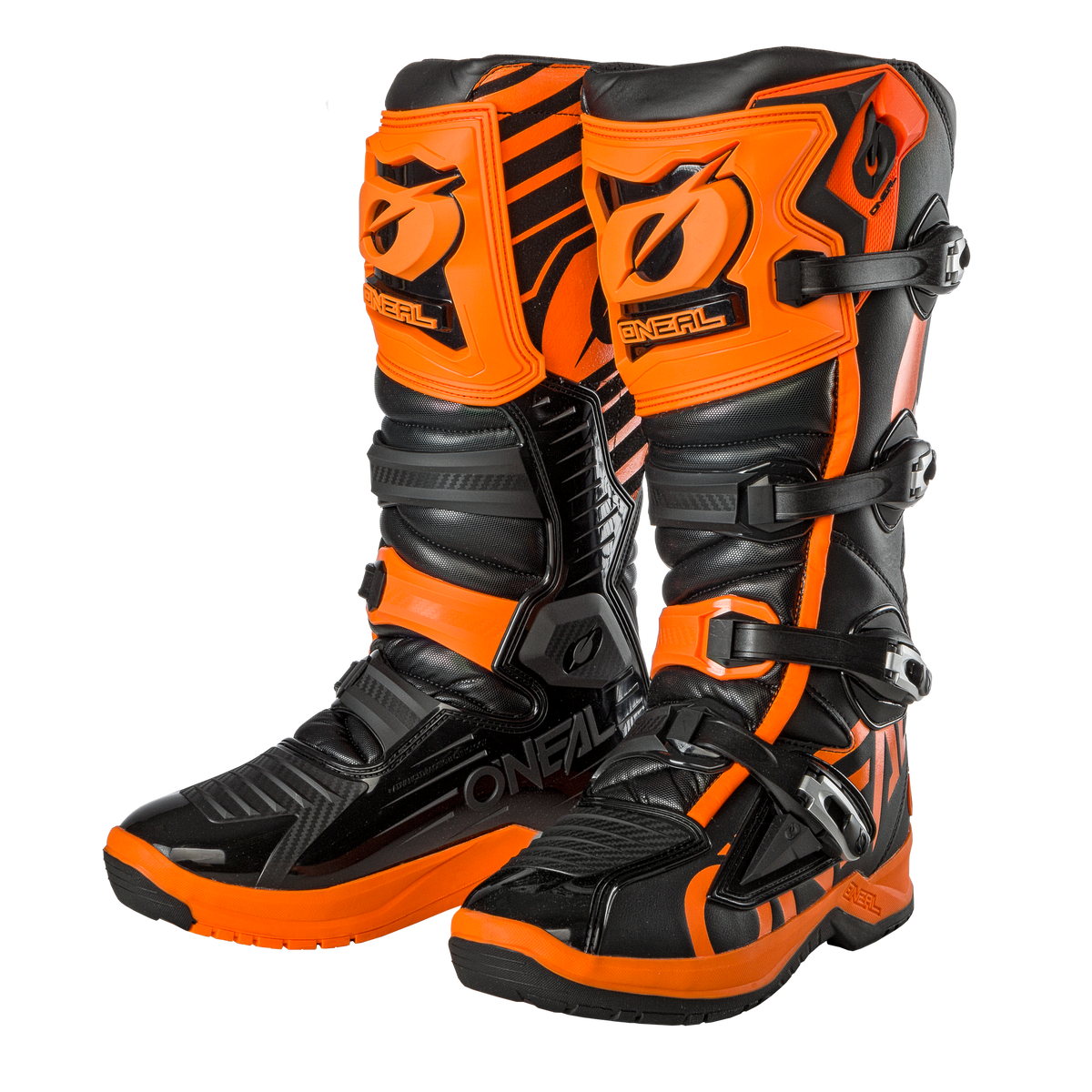 Ein Paar O'NEAL RMX Stiefel in schwarz-hellorangefarbenem Design mit mehreren Riemen und Schnallen für einen sicheren Verschluss. Die Stiefel haben ein robustes und langlebiges Aussehen, perfekt für Offroad-Abenteuer und Motocross-Aktivitäten.