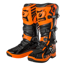 Ein Paar O'NEAL RMX Stiefel in schwarz-hellorangefarbenem Design mit mehreren Riemen und Schnallen für einen sicheren Verschluss. Die Stiefel haben ein robustes und langlebiges Aussehen, perfekt für Offroad-Abenteuer und Motocross-Aktivitäten.