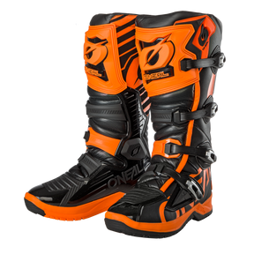 Ein Paar O'NEAL RMX Stiefel in schwarz-hellorangefarbenem Design mit mehreren Riemen und Schnallen für einen sicheren Verschluss. Die Stiefel haben ein robustes und langlebiges Aussehen, perfekt für Offroad-Abenteuer und Motocross-Aktivitäten.