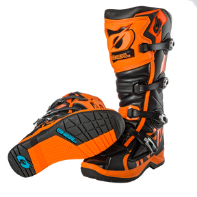 Ein Paar O'NEAL RMX Stiefel in Schwarz und Orange mit drei verstellbaren Schnallen an jedem Stiefel. Diese Motocross-Stiefel zeichnen sich durch markante orangefarbene Akzente, eine Profilsohle mit blauen Details und das Wort „GENERAL“ aus, das sowohl auf der Sohle als auch in der Nähe der Oberseite aufgedruckt ist, was sie perfekt für Offroad-Abenteuer macht.