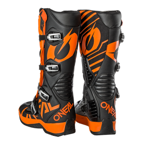 Ein Paar hohe Motocross-Stiefel mit Rück- und Seitenansicht. Die Stiefel sind hauptsächlich schwarz mit kräftigem orangefarbenem Design und verfügen über mehrere verstellbare Riemen und Schnallen. Die RMX Stiefel der Marke „O'NEAL“ haben ein unverwechselbares, robustes Erscheinungsbild, das perfekt für Offroad-Abenteuer ist.