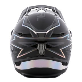 Eine Vorderansicht des O'NEAL FURY Helm RAPID zeigt sein schlankes, schwarzes Design mit schillernden geometrischen Mustern und Chrom-Highlights. Dieser Helm von O'NEAL verfügt über aerodynamische Rillen, einen belüfteten Kinnschutz für mehr Komfort und ein verspiegeltes Visier und strahlt eine moderne und futuristische Ästhetik aus.