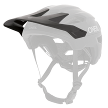 Der O'NEAL Visor TRAILFINDER Helmet SOLID ist ein schwarzer Mountainbike-Helm mit verstellbaren Kinnriemen, mehreren Belüftungsöffnungen und einem Visier. Der Helm zeichnet sich durch ein schlankes, aerodynamisches Design mit dem seitlich sichtbaren O'NEAL-Logo aus.