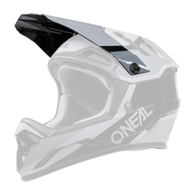 Der O'NEAL Visor BACKFLIP Helmet STRIKE ist ein Integralhelm für Motocross, der in den Farben Schwarz, Weiß und Grau erhältlich ist. Er verfügt über ein großes Visier, Belüftungsschlitze und ein gepolstertes Innenfutter. Die Marke „O'Neal“ ist prominent auf der Seite angebracht.