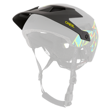 Der O'NEAL Visor DEFENDER Helmet MUERTA von O'NEAL ist ein schwarzer Mountainbike-Helm mit farbenfrohen abstrakten Mustern an den Seiten. Er verfügt über ein Visier, verstellbare Riemen mit Schnallen und eine strukturierte Innenpolsterung zum Aufprallschutz.