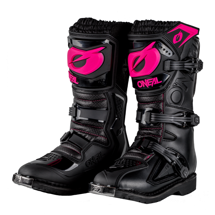 Ein Bild der O'NEAL RIDER PRO Stiefel Kinder, ein Paar schwarze Motocross-Stiefel mit rosa und schwarzen Details. Die Stiefel haben große Schnallen, dicke Sohlen und den Markennamen „O'NEAL“ sowie ein stilisiertes rosa „O“-Logo. Diese Stiefel wurden entwickelt, um Schutz und Halt beim Offroad-Motorradfahren zu bieten und sind für junge Fahrer sowohl funktional als auch stilvoll.