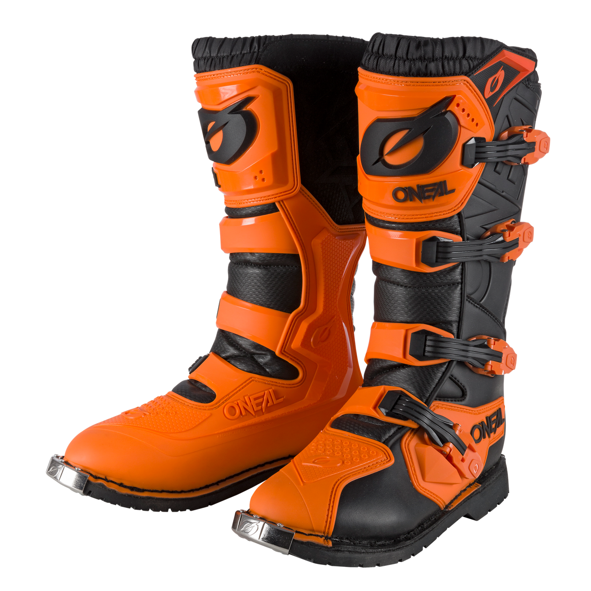 Ein Paar O'NEAL RIDER PRO Stiefel mit mehreren Schnallen und O'NEAL-Branding. Der linke Stiefel hat einen auffälligen Orangeton, während der rechte Stiefel Schwarz und Orange kombiniert. Beide Stiefel bieten Schutzfunktionen für das Fahren im Gelände.