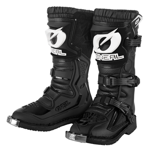 Die O'NEAL RIDER PRO Stiefel Kinder sind schwarz-weiße Motocross-Stiefel mit verstärkten Zehenkappen, verstellbaren Schnallen und Schutzpolstern. Diese Stiefel tragen das auffällige O'NEAL-Logo auf der Vorderseite und verfügen über robuste Sohlen für verbesserten Halt und Haltbarkeit.