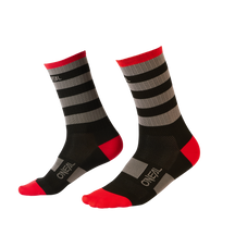 https://cdn.oneal.eu/assets/_default_upload_bucket/2022_ONeal_MTB%20PERFORMANCE%20SOCK_STRIPE%20V.22_black%20gray%20red_side_1.png