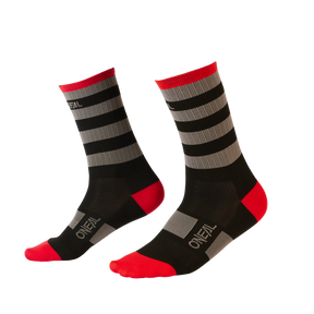 https://cdn.oneal.eu/assets/_default_upload_bucket/2022_ONeal_MTB%20PERFORMANCE%20SOCK_STRIPE%20V.22_black%20gray%20red_side_1.png