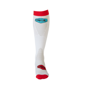 https://cdn.oneal.eu/assets/_default_upload_bucket/2022_ONeal_MX%20PERFORMANCE%20SOCK_MINUS%20V.22_blue%20red%20white_front.png