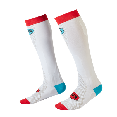 https://cdn.oneal.eu/assets/_default_upload_bucket/2022_ONeal_MX%20PERFORMANCE%20SOCK_MINUS%20V.22_blue%20red%20white_side.png