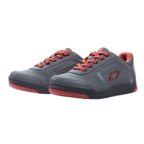 https://cdn.oneal.eu/assets/_default_upload_bucket/2022_ONeal_PINNED%20FLAT%20Pedal%20V.22_gray_red_front.png