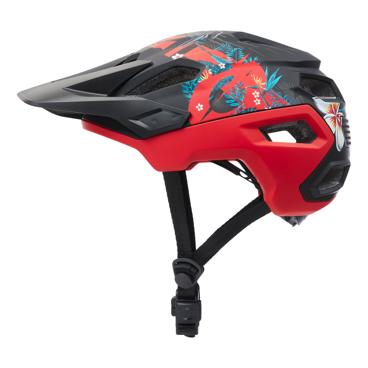 Seitenansicht eines O'NEAL TRAILFINDER Helm RIO in Rot und Schwarz mit tropischem Design, mit Blumen und Blättern in Blau und Rot. Der Helm sorgt mit einem schwarzen verstellbaren Riemen und einer Schnalle für Sicherheit, sowie einem erweiterten Visier an der Vorderseite für zusätzlichen Schutz und Komfort.