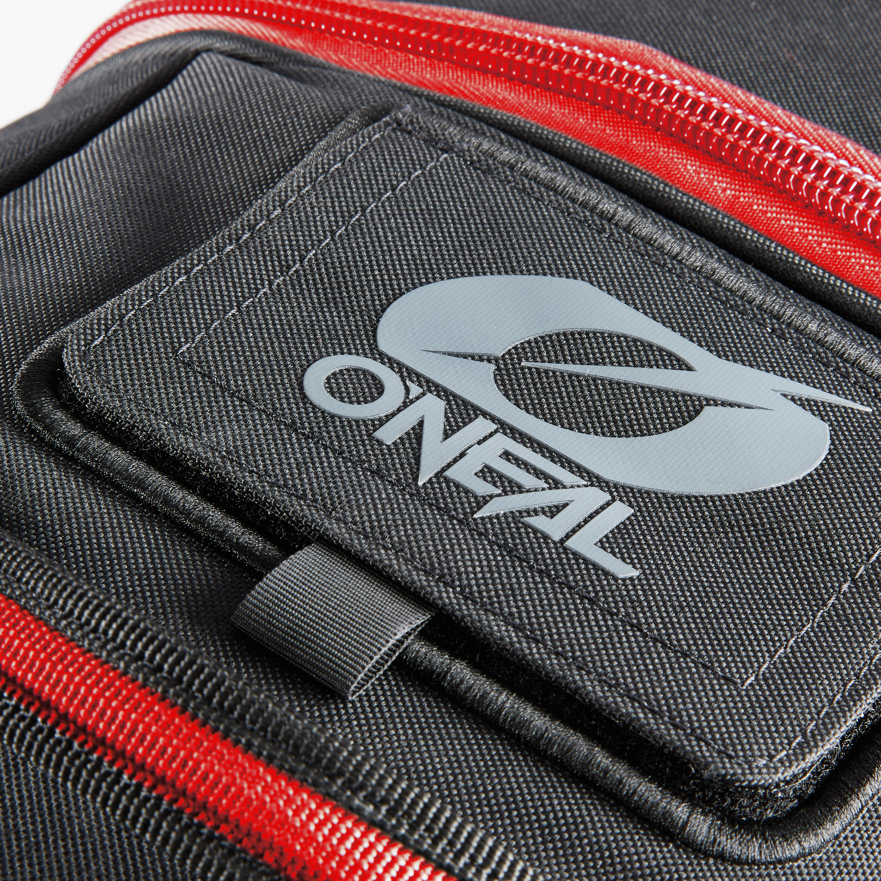 https://cdn.oneal.eu/assets/_default_upload_bucket/2024_ONeal_BAG%209800%20V.24_black_red_Detail%205.png