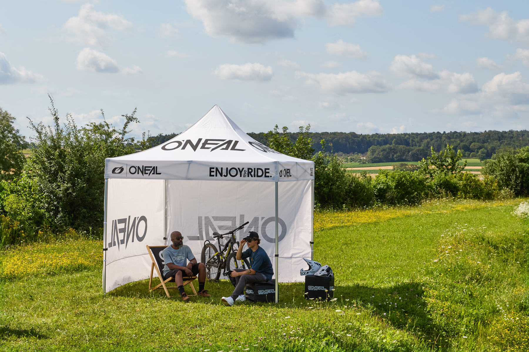 https://cdn.oneal.eu/assets/_default_upload_bucket/2024_ONeal_Race%20Tent%20V.24_MTB_white_sidewalls.png