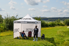 https://cdn.oneal.eu/assets/_default_upload_bucket/2024_ONeal_Race%20Tent%20V.24_MX_white_sidewalls.png