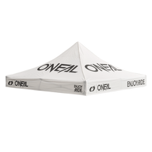 Ein weißes Überdachungszelt mit den Aufdrucken „O'NEAL“ und „ENJOY THE RIDE“ in schwarzen Buchstaben auf den Seiten. Das O'NEAL RACE TENT Cover hat eine pyramidenförmige Oberseite und ist für Veranstaltungen im Freien oder Marketingzwecke konzipiert.