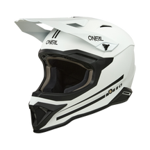 https://cdn.oneal.eu/assets/_default_upload_bucket/2025_ONeal_1SRS%20Helmet%20SOLID%20V.25_white_45%20front_left.png