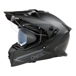 Wir präsentieren den O'NEAL A-SRS Helm SOLID, einen stylischen schwarzen Motorradhelm mit glänzender Oberfläche und klarem Visier. Sein schlankes Design zeichnet sich durch eckige Linien mit „O'NEAL“-Branding an der Seite sowie Belüftungsöffnungen und ein integriertes Sonnenvisier für zusätzlichen Schutz aus.