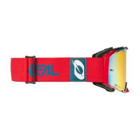 Die O'NEAL B-33 Goggle BOLD ist in den Farben Rot und Blau mit reflektierender Linse erhältlich. Sie wird mit einem verstellbaren Riemen geliefert, der ein blaues O'NEAL-Logo und einen blauen Text zeigt.