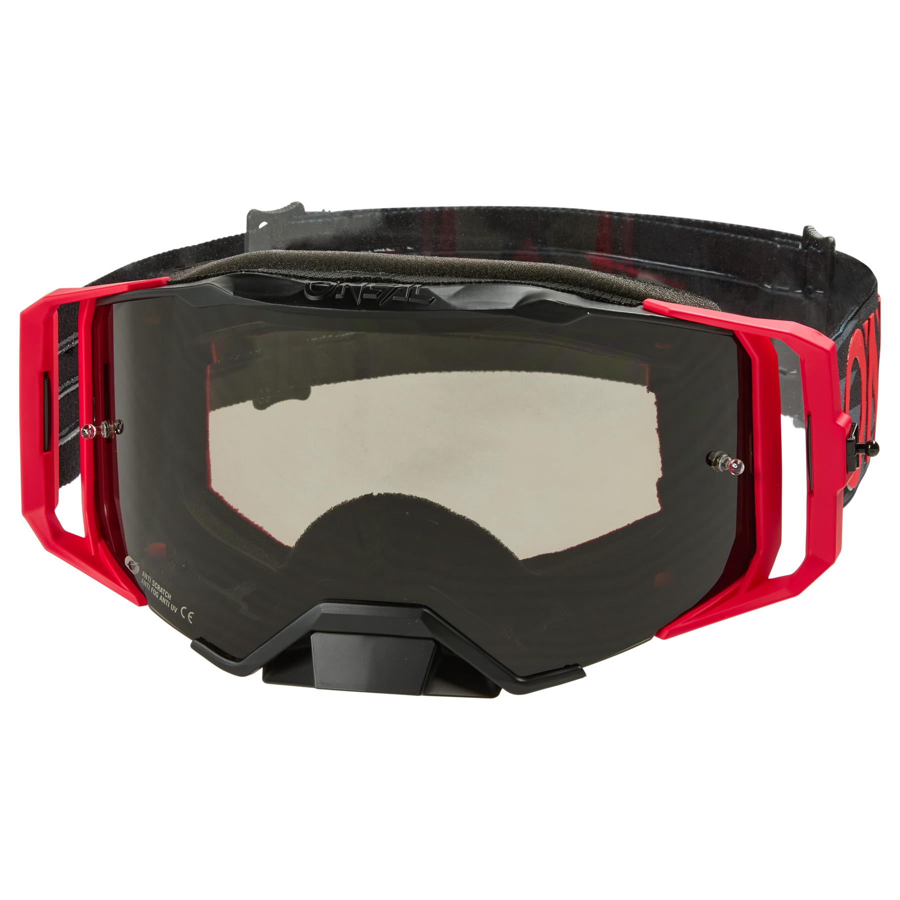 Eine Vorderansicht der O'NEAL B-33 Goggle ICTUS zeigt eine Motocross-Brille in Schwarz/Rot - Grau mit getönter Linse und verstellbarem schwarzen Riemen. Das schlanke Design wird durch eckige Rahmen akzentuiert.