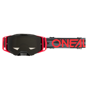 Die O'NEAL B-33 Goggle ICTUS zeichnet sich durch ein elegantes schwarz-rotes Design mit getönter Linse aus. Auf dem verstellbaren Riemen ist in kräftigen roten Buchstaben deutlich „O'NEAL“ zu sehen.