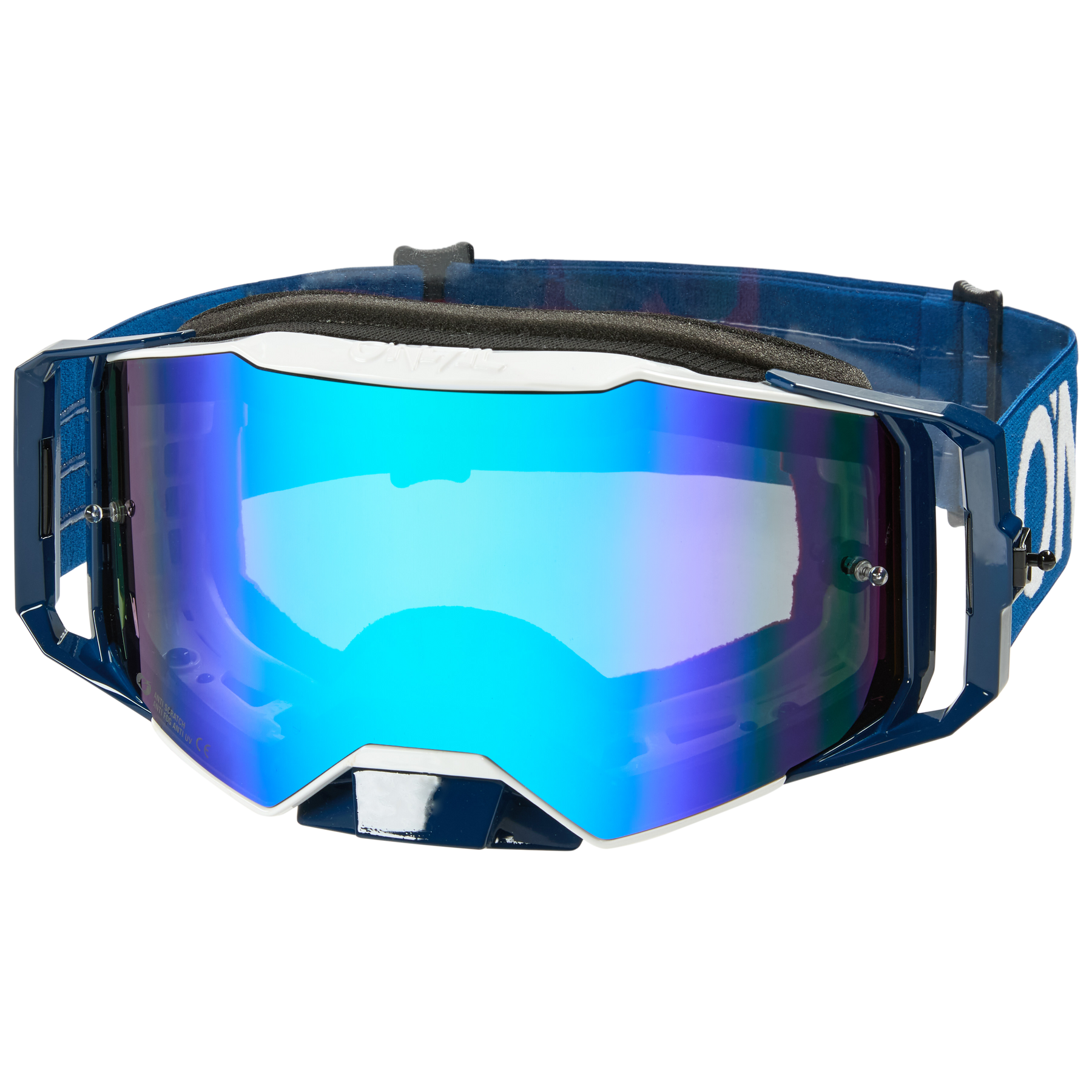 Wir präsentieren die O'NEAL B-55 Goggle CRAM in auffälligen Blau- und Schwarztönen mit reflektierenden getönten Gläsern und einem verstellbaren Riemen. Diese elegante Schutzbrille verfügt über ein modernes Rahmendesign mit minimalem Branding für eine klare Ästhetik.