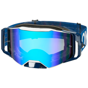 Wir präsentieren die O'NEAL B-55 Goggle CRAM in auffälligen Blau- und Schwarztönen mit reflektierenden getönten Gläsern und einem verstellbaren Riemen. Diese elegante Schutzbrille verfügt über ein modernes Rahmendesign mit minimalem Branding für eine klare Ästhetik.