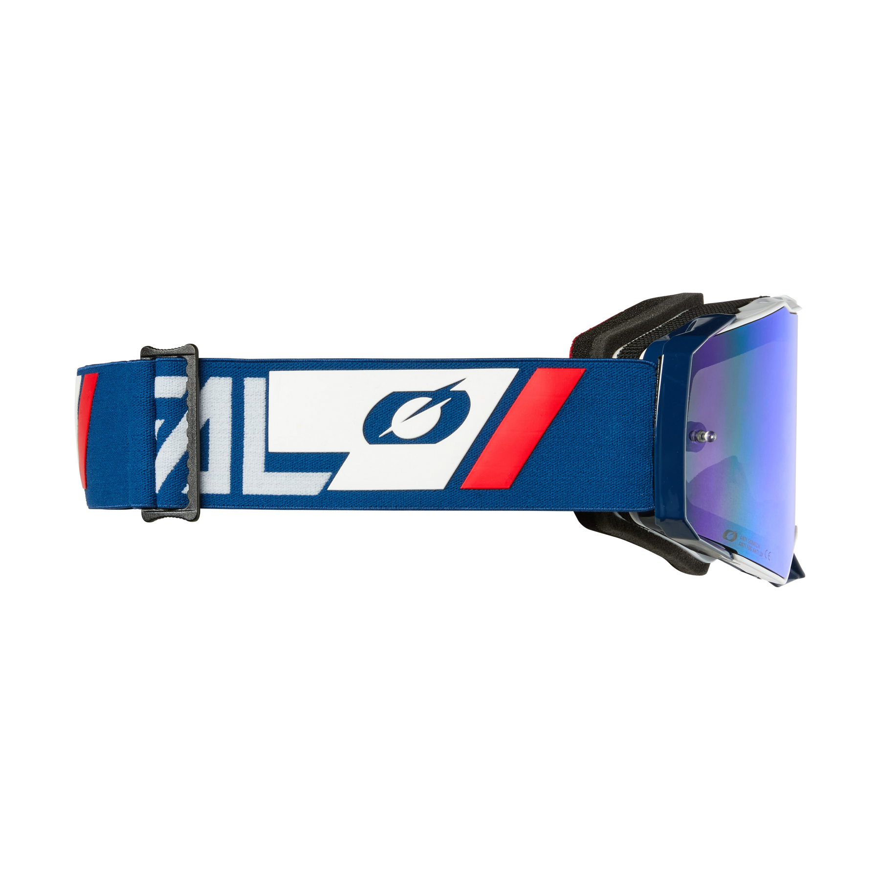 Eine Seitenansicht der O'NEAL B-55 Goggle CRAM in Blau und Rot, mit reflektierender Linse und breitem elastischem Band mit stilisiertem „O“-Logo. Das Band zeigt ein weißes geometrisches Design sowie schwarze verstellbare Elemente für einen sicheren Sitz.