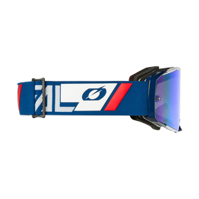 Eine Seitenansicht der O'NEAL B-55 Goggle CRAM in Blau und Rot, mit reflektierender Linse und breitem elastischem Band mit stilisiertem „O“-Logo. Das Band zeigt ein weißes geometrisches Design sowie schwarze verstellbare Elemente für einen sicheren Sitz.